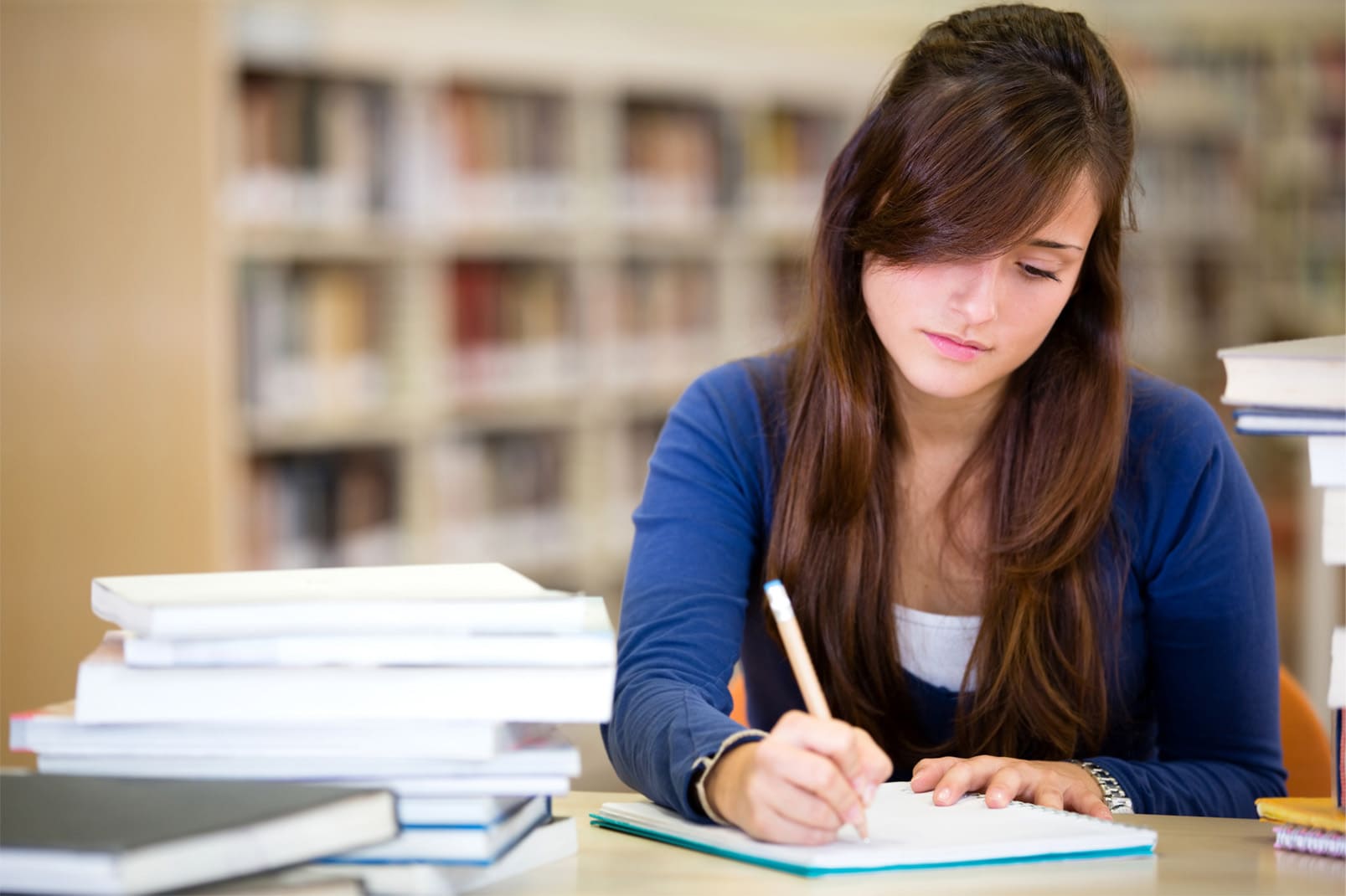 Mujer realizando proyecto de tesis