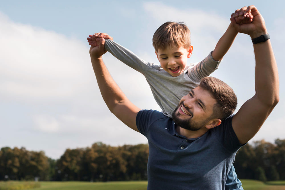 Padre levantando a su hijo con los brazos